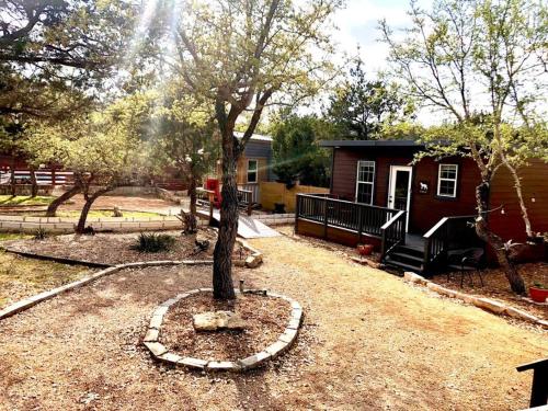 Κήπος έξω από το The Bobcat Cabin - The Cabins at Rim Rock
