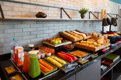 a buffet with many different types of fruits and vegetables at Slaviero Ponta Grossa in Ponta Grossa