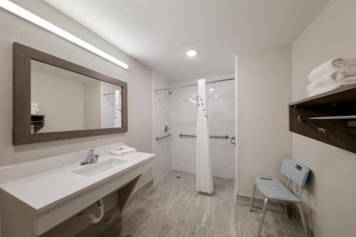 麥金尼的住宿－Red Roof Inn & Conference Center McKinney，白色的浴室设有水槽和淋浴。
