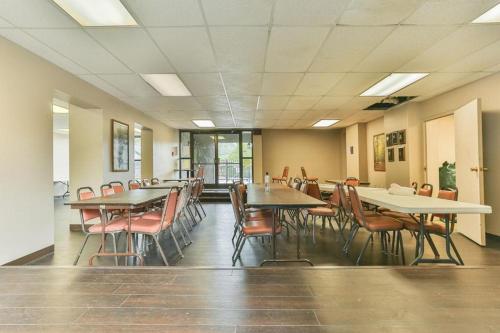 Εστιατόριο ή άλλο μέρος για φαγητό στο Family Bear Condos, Full King Suite, Kitchen, Pool Access Unit 103