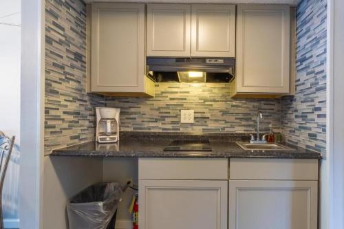 Η κουζίνα ή μικρή κουζίνα στο Family Bear Condos, Full King Suite, Kitchen, Pool Access Unit 103