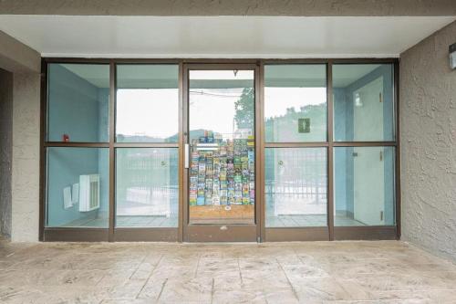 Φωτογραφία από το άλμπουμ του Family Bear Condos, Full King Suite, Kitchen, Pool Access Unit 103 σε Gatlinburg