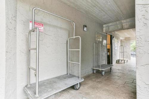 Φωτογραφία από το άλμπουμ του Family Bear Condos, Full King Suite, Kitchen, Pool Access Unit 103 σε Gatlinburg