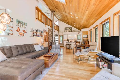 a living room with a couch and a tv at Sisters Tollgate Retreat with Hot Tub & WiFi in Sisters