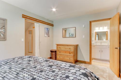 a bedroom with a king sized bed and a bathroom at Sisters Tollgate Retreat with Hot Tub & WiFi in Sisters
