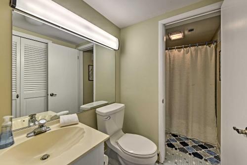 een badkamer met een toilet, een wastafel en een douche bij Ocean City Condo with Pool Access Walk to Beach! in Ocean City