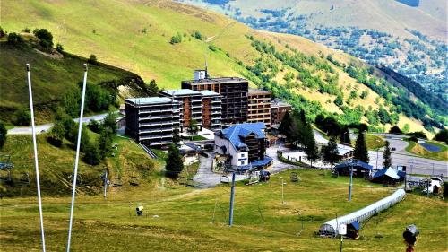 Gouaux-de-LarboustにあるAppartement à la montagne avec vue Imprenableの畑の丘の上の建物