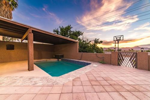 uma piscina no quintal de uma casa em Hill Top - Scenic Villa W Panoramic Views & Pool em Tucson