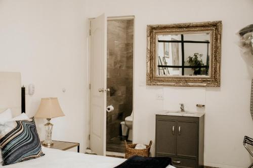 um quarto com uma cama e um espelho na parede em Loft Fabio em Aguascalientes