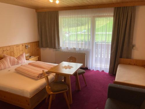 Una cama o camas en una habitación de Garni Apart Wallamotta Silvretta Card Premium Betrieb