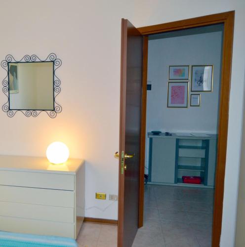 a room with a mirror and a dresser with a light at [Centro storico] Vulcano1, Bilocale strategico tra Milano, Como, fiere in Turate
