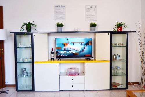 una TV con un televisore in cima di [Centro storico] Vulcano1, Bilocale strategico tra Milano, Como, fiere a Turate
