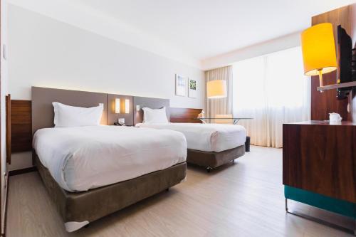 Een bed of bedden in een kamer bij Bugan Recife Hotel by Atlantica