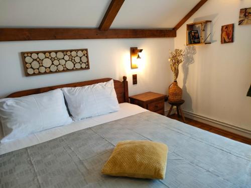 una camera da letto con un grande letto con cuscini bianchi di Pension Nea Marin a Măgura