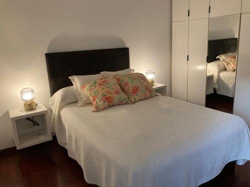 Un pat sau paturi într-o cameră la Apartamento El temple-Casco histórico de Zaragoza