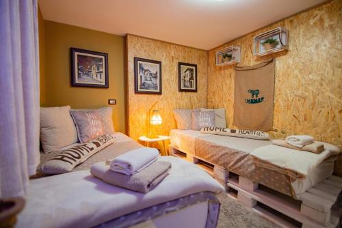 pokój z 2 łóżkami i ręcznikami w obiekcie Villa Elezi w mieście Korcza