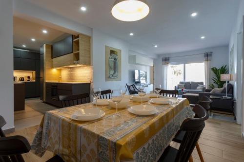 comedor y cocina con mesa y sillas en MAREAS Family Home by Cadiz4Rentals en Cádiz