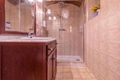 y baño con lavabo y ducha. en AT La Habanera, en Cáceres