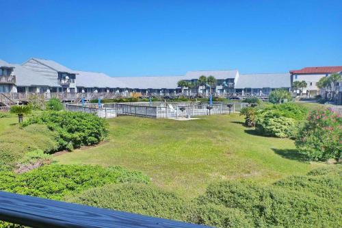 セントジョージ島にあるOcean Mile G-2の建物を背景に広大な芝生畑