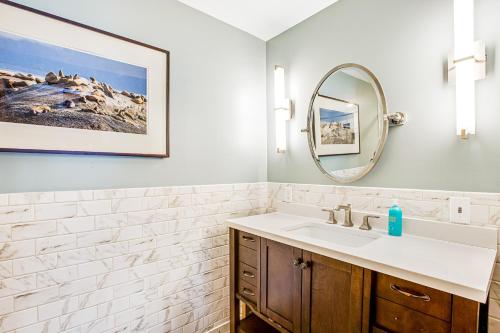 een badkamer met een wastafel en een spiegel bij Point Perfect in Port Madison