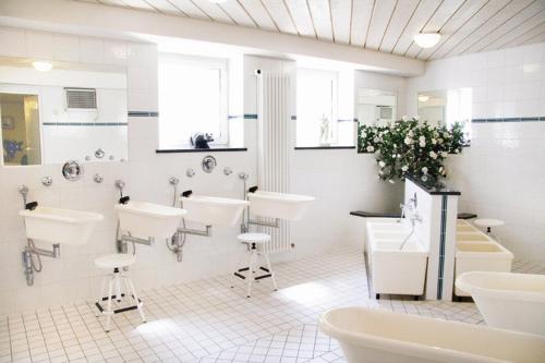 a bathroom with two sinks and two sinksktop at Kurhotel Kaiser in Bad Wörishofen