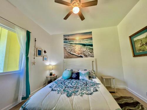a bedroom with a bed with a ceiling fan at Hoomaikai Blessings in Keaau