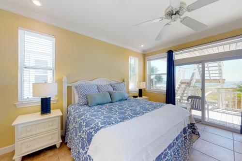 - une chambre avec un lit doté d'un couvre-lit bleu et blanc dans l'établissement Moon Dreamer, à Île Saint Georges