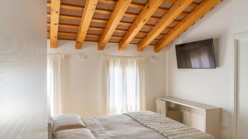 a bedroom with a bed and a tv on the ceiling at Tempo B&B in Vidor