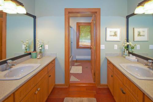 Ένα μπάνιο στο After Dune Delight