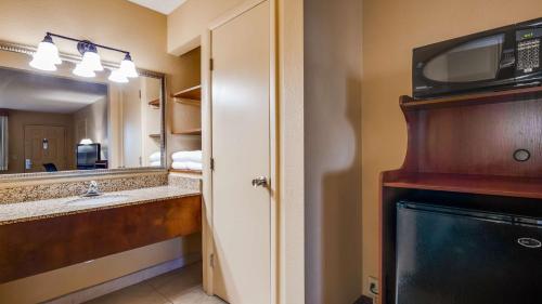 a bathroom with a sink and a microwave at Best Western Cottonwood Inn in Cottonwood