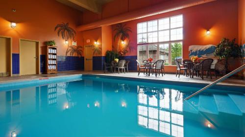 a large swimming pool in a large room at Best Western Plus Fredericton Hotel & Suites in Fredericton