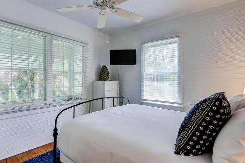um quarto com uma cama e uma ventoinha de tecto em Sullivan's Island Serenity em Sullivans Island