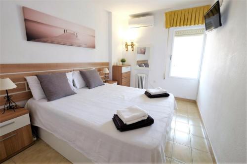 Postel nebo postele na pokoji v ubytování Benalmadena Iris Sunsea Apartment