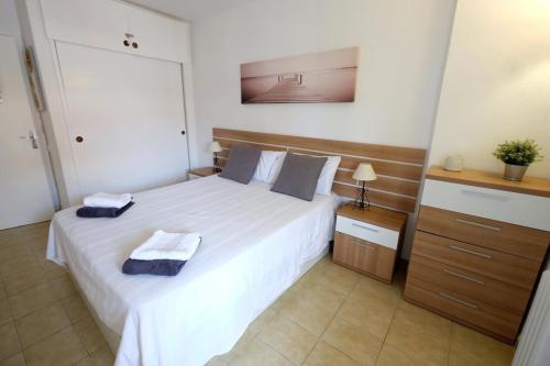 Postel nebo postele na pokoji v ubytování Benalmadena Iris Sunsea Apartment