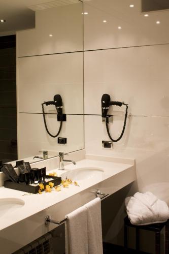 a bathroom with a sink and a mirror at Hotel Boutique Gareus in Valladolid