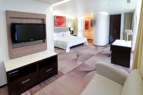 Una televisión o centro de entretenimiento en Holiday Inn Hotel & Suites Mexico Medica Sur, an IHG Hotel