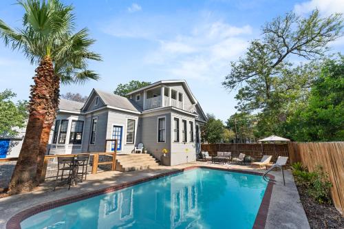 ein Haus mit einem Pool und einer Palme in der Unterkunft Historic pool home in desirable area near downtown in San Antonio