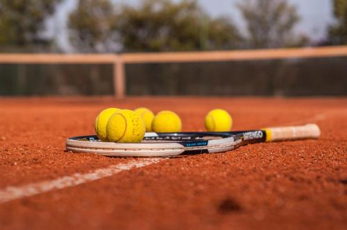 Instalaciones para jugar a tenis o squash en Maidan El Arsa o alrededores