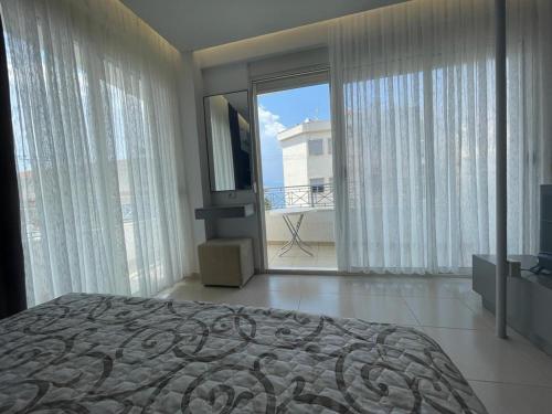 Cama o camas de una habitación en Domi Luxury beach view apartments in Saranda