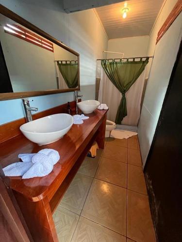 a bathroom with two sinks and a large mirror at Casa Artavia in Tortuguero
