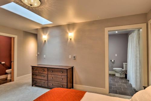 um quarto com uma casa de banho com um WC e uma cómoda em Quiet and Cozy Eureka Home Near Sequoia Park and Zoo! em Eureka