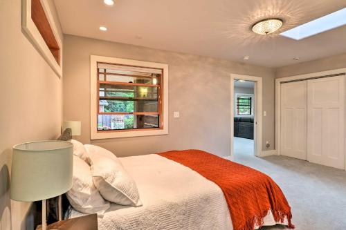 una camera con letto e finestra di Quiet and Cozy Eureka Home Near Sequoia Park and Zoo! a Eureka