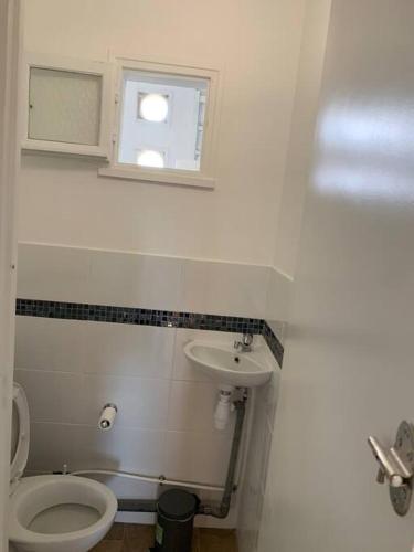 a small bathroom with a toilet and a sink at Superbe T3 spacieux, lumineux et sans vis-à-vis in Vigneux-sur-Seine