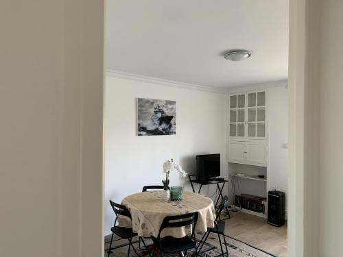 a dining room with a table and chairs at Superbe T3 spacieux, lumineux et sans vis-à-vis in Vigneux-sur-Seine