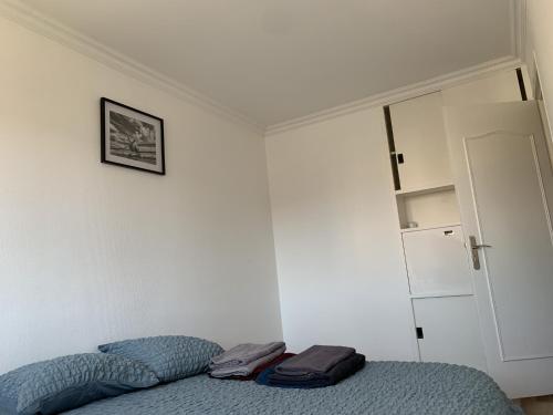 a bedroom with a bed with two towels on it at Superbe T3 spacieux, lumineux et sans vis-à-vis in Vigneux-sur-Seine