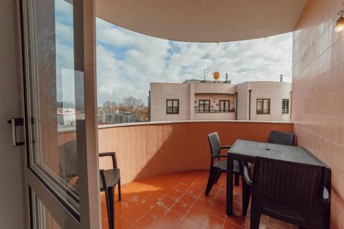 Balkoni atau teres di Gaia Terrace With Elevator by Vacationy