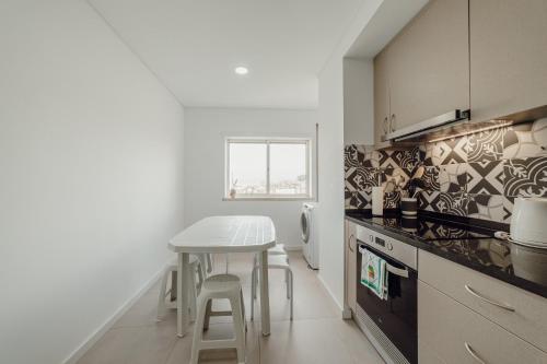 Dapur atau dapur kecil di Gaia Terrace With Elevator by Vacationy