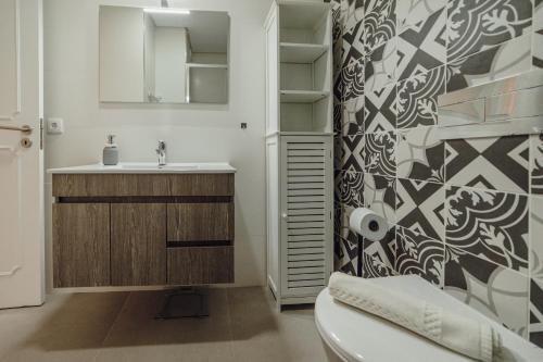 Bilik mandi di Gaia Terrace With Elevator by Vacationy