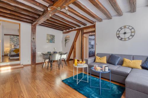un salon avec un canapé et une table dans l'établissement Le Petit Drouais T3 en plein Cœur De Ville !, à Dreux