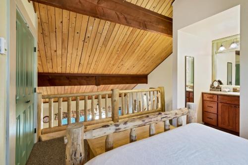 una camera con letto e soffitto in legno di Seventh Mountain 1031 condo a Bend